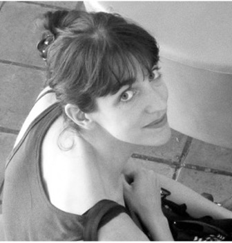 portrait de Margot Clavières, scénographe du spectacle théâtral Barbe Bleue de la compagnie La Belle Affaire.